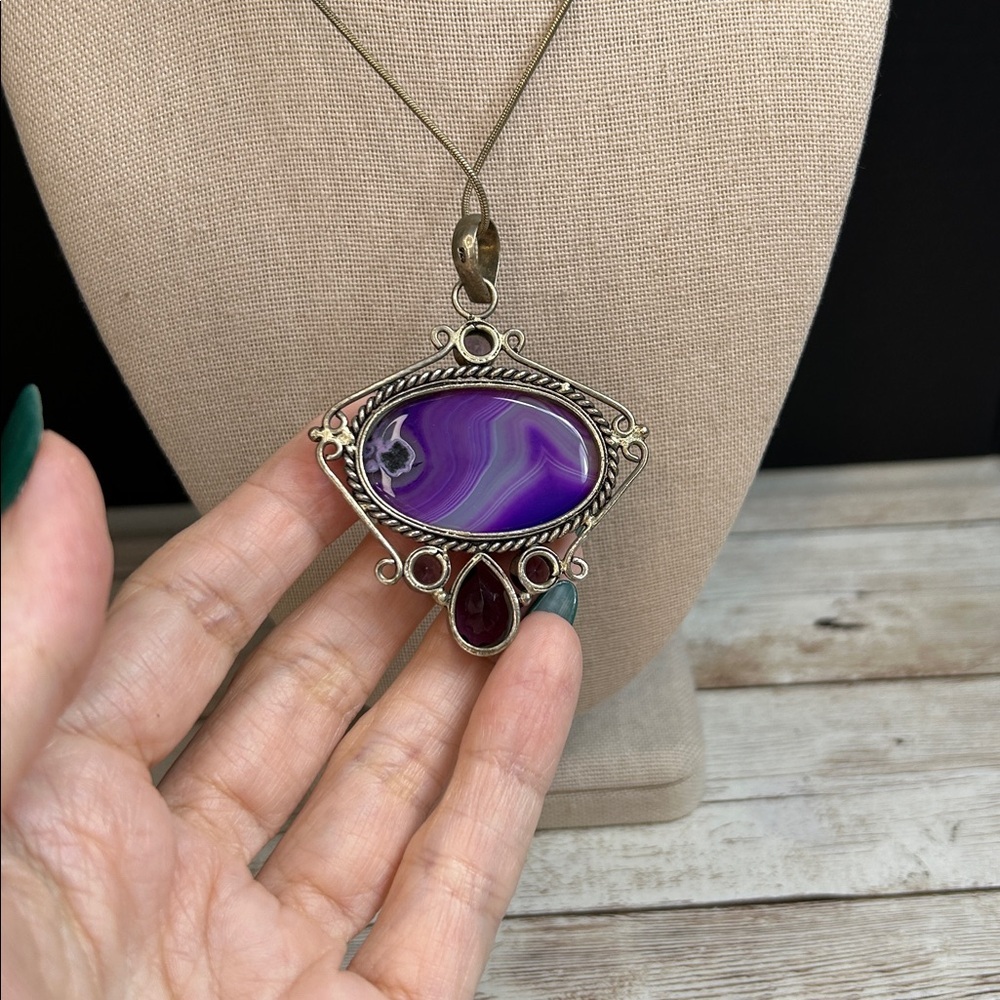 Sterling silver large purple banded agate stone framed by amethyst gemstones - Picture 4 of 7